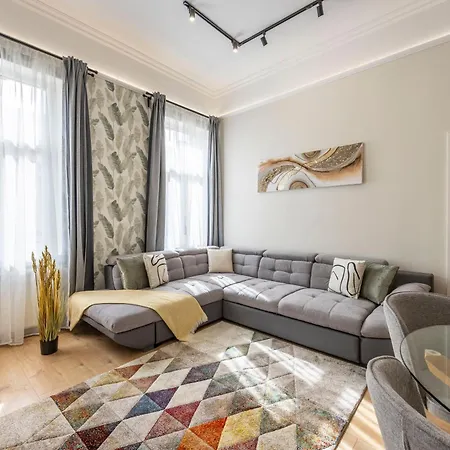 Deluxe Izabella Center With 4bedrm, 3bathrm *