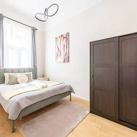 Deluxe Izabella Center With 4bedrm, 3bathrm