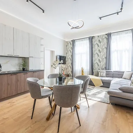 Deluxe Izabella Center With 4bedrm, 3bathrm *