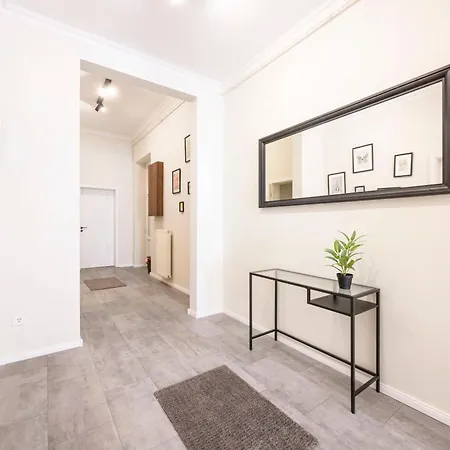 Deluxe Izabella Center With 4bedrm, 3bathrm *