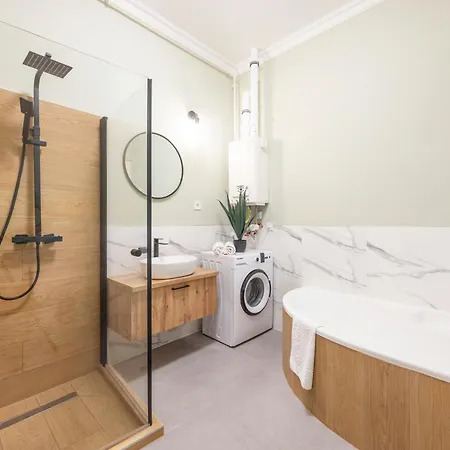 Deluxe Izabella Center With 4bedrm, 3bathrm Apartment *