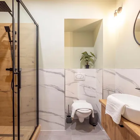 Deluxe Izabella Center With 4bedrm, 3bathrm *