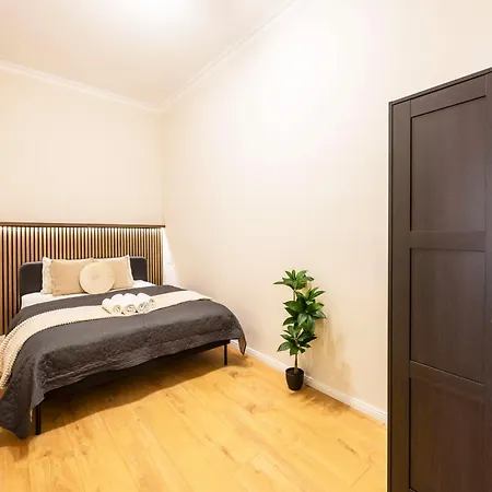 Deluxe Izabella Center With 4bedrm, 3bathrm Apartment