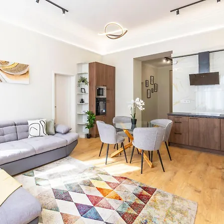 Deluxe Izabella Center With 4bedrm, 3bathrm Apartment Budapest